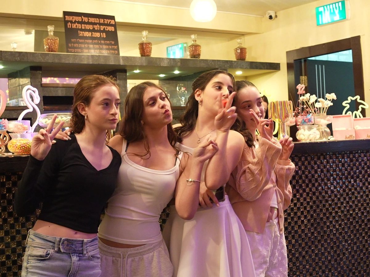 חברות מצטלמות בחגיגת בת מצווה